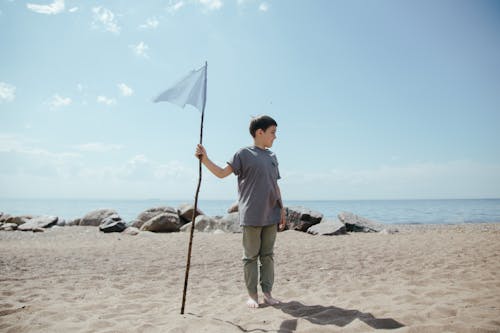 бесплатная Бесплатное стоковое фото с голубое небо, мальчик, море Стоковое фото