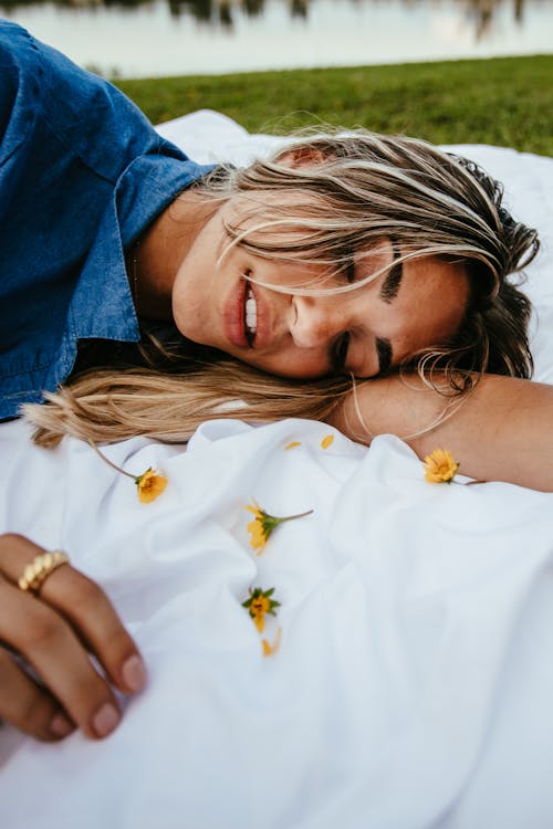 Fotobanka s bezplatnými fotkami na tému biele linky, blond vlasy, človek