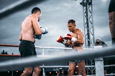 Who Won Pacquiao vs Barrios?  In the eagerly awaited match between Manny Pacquiao and Mario Barrios at the MGM Grand Garden Arena, there was no shortage of action and drama. Pacquiao, known for his incredible resilience and longevity, faced a formidable o
