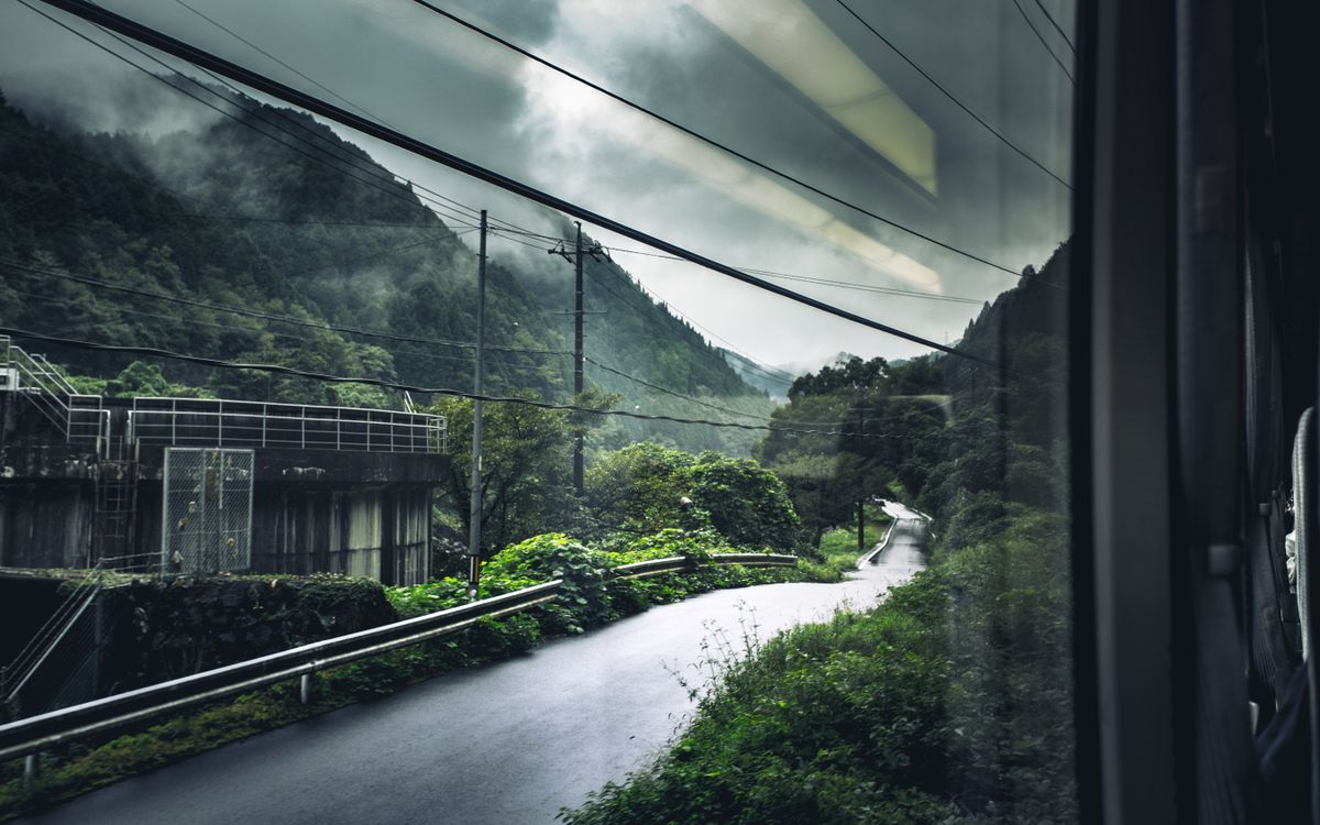 雨に煙る山あいを抜ける国道