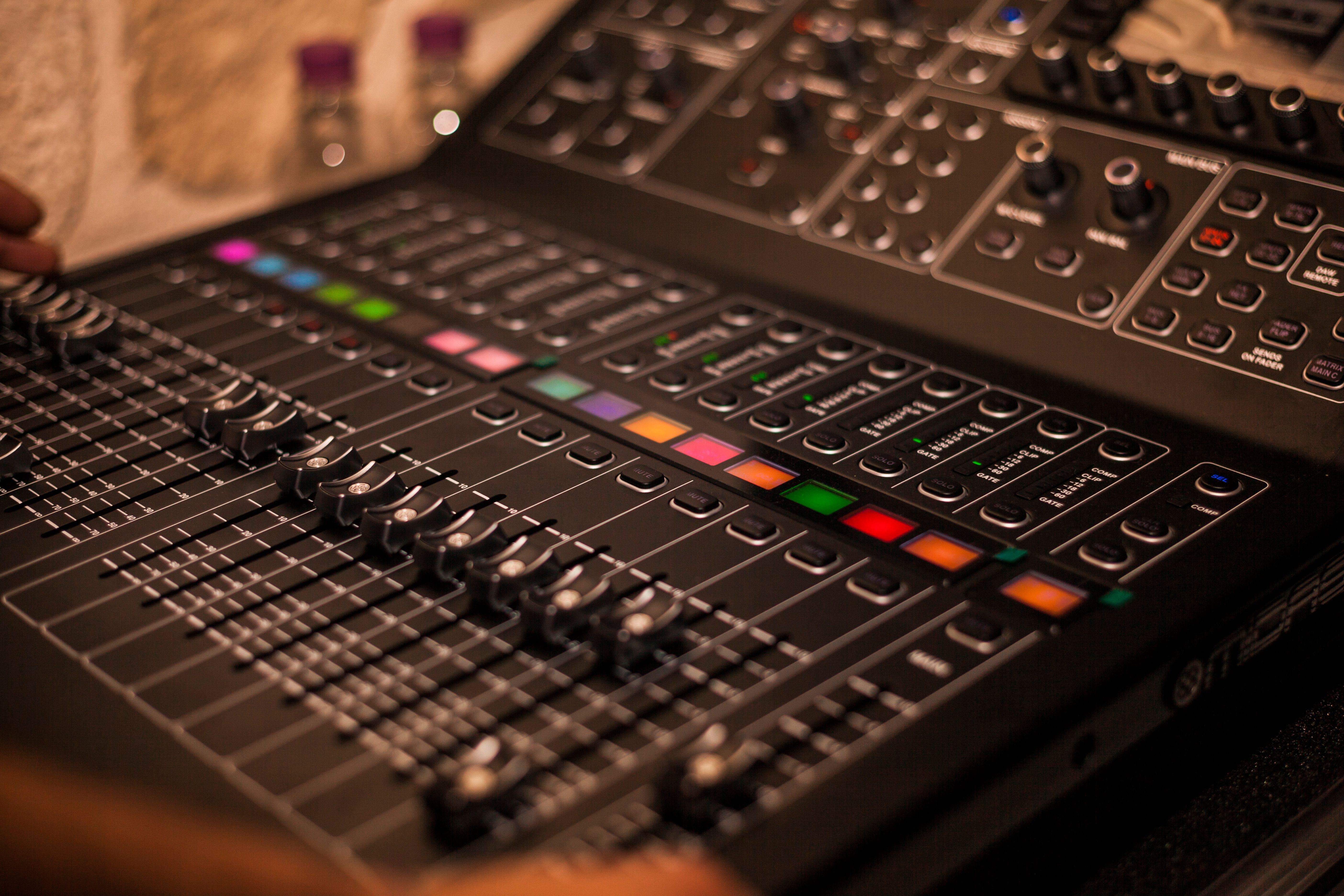 Digital mixing console