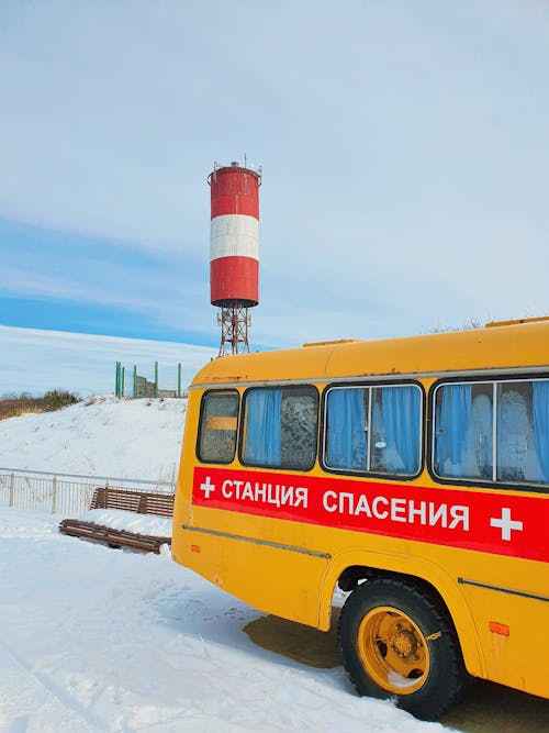 Бесплатное стоковое фото с автобус, вертикальный выстрел, зима