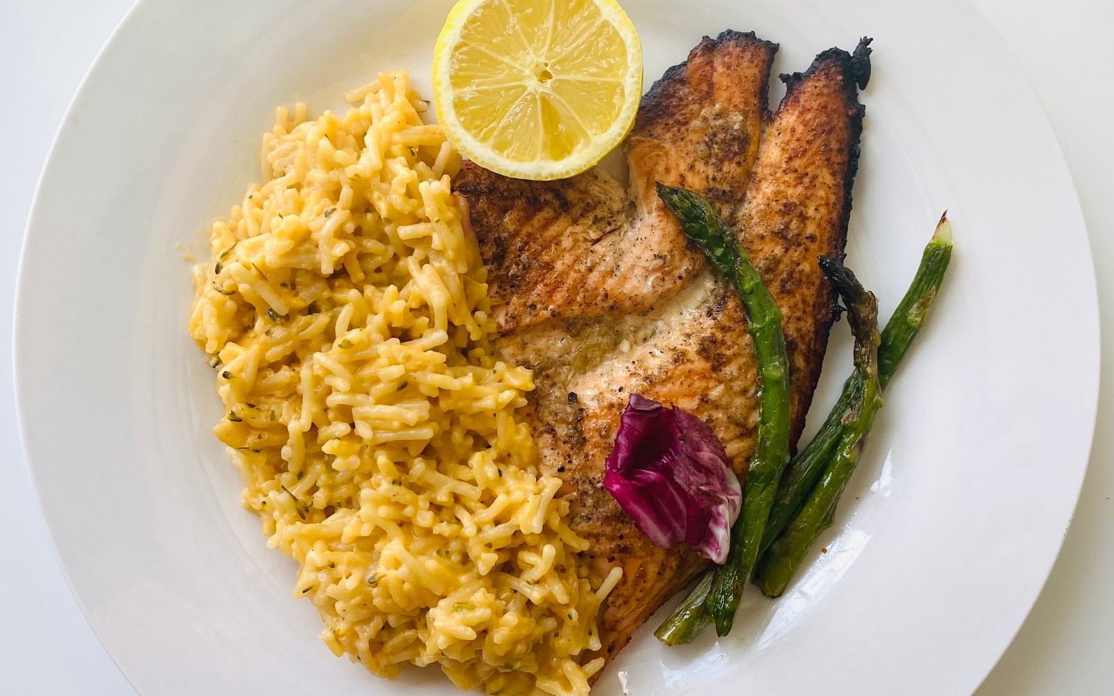 Foto de Filé de peixe na manteiga e limão com arroz e legumes no vapor