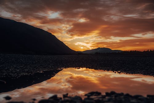 Foto d'estoc gratuïta de capvespre, cel espectacular, cos d'aigua