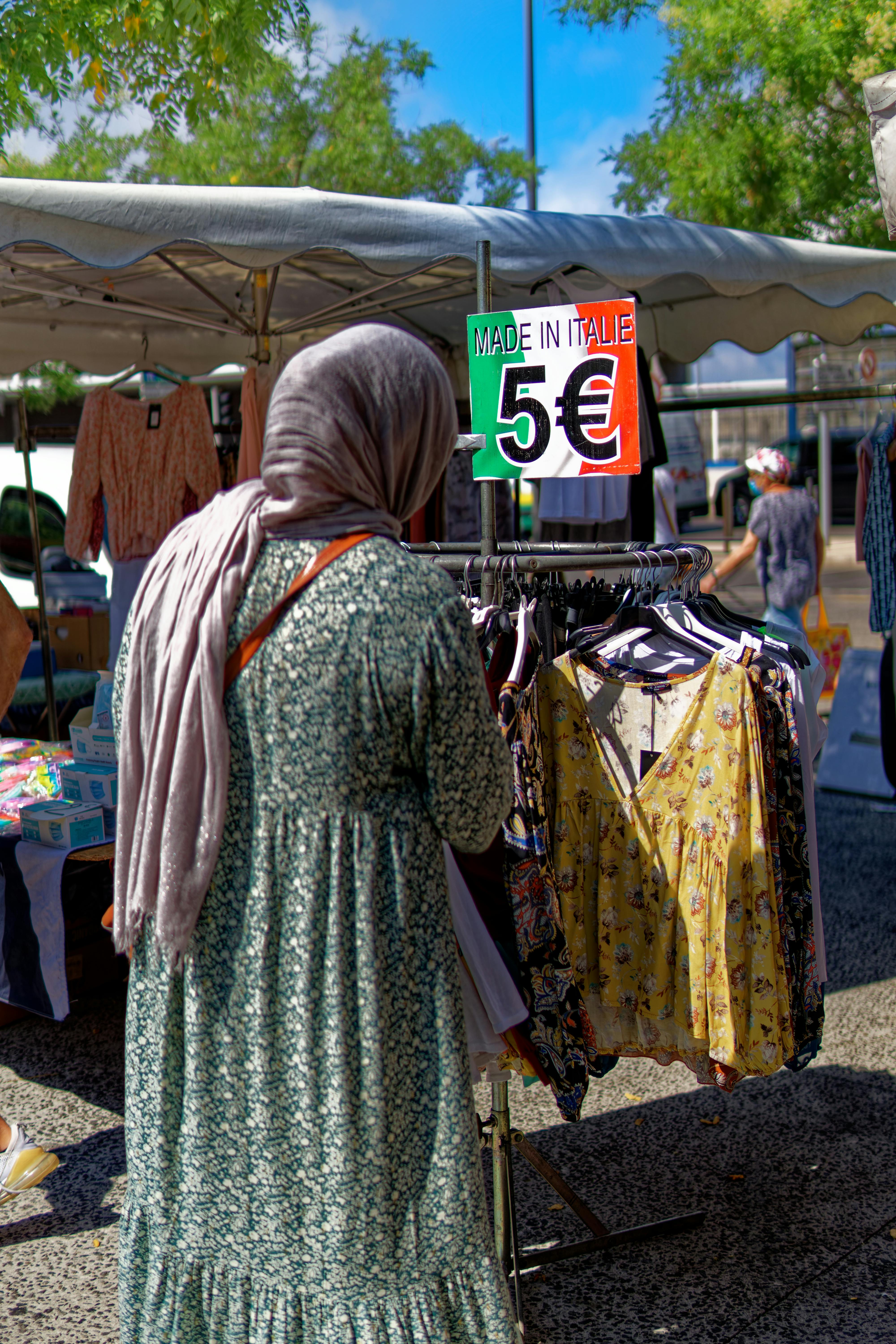 Pferdepfleger kümmert sich um Pferd