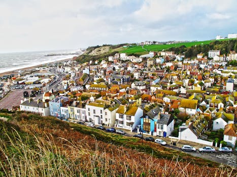 这座迷人的沿海小镇拥有色彩缤纷的房屋，从高处可俯瞰海景