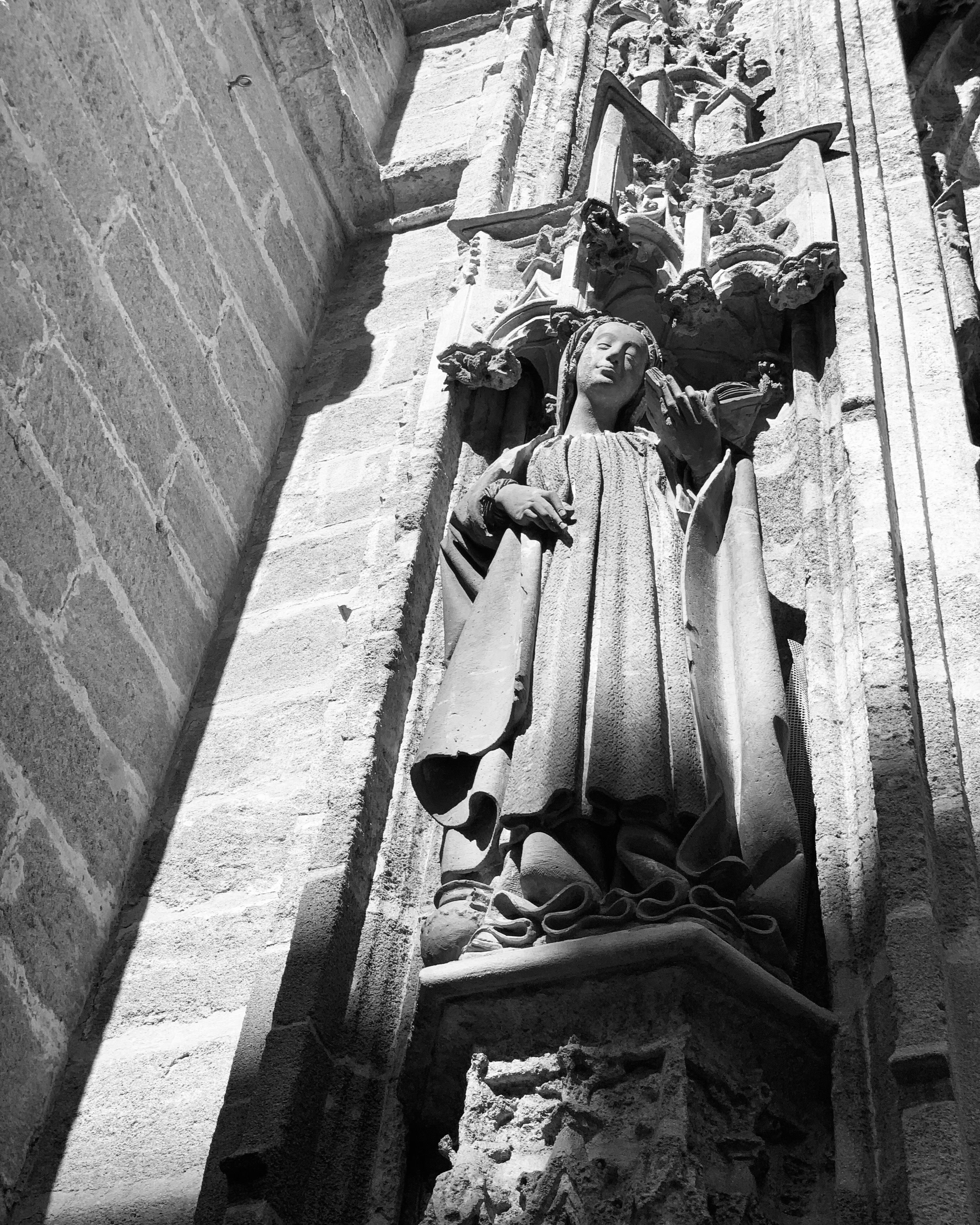 Escultura de piedra en la fachada de un edificio histórico