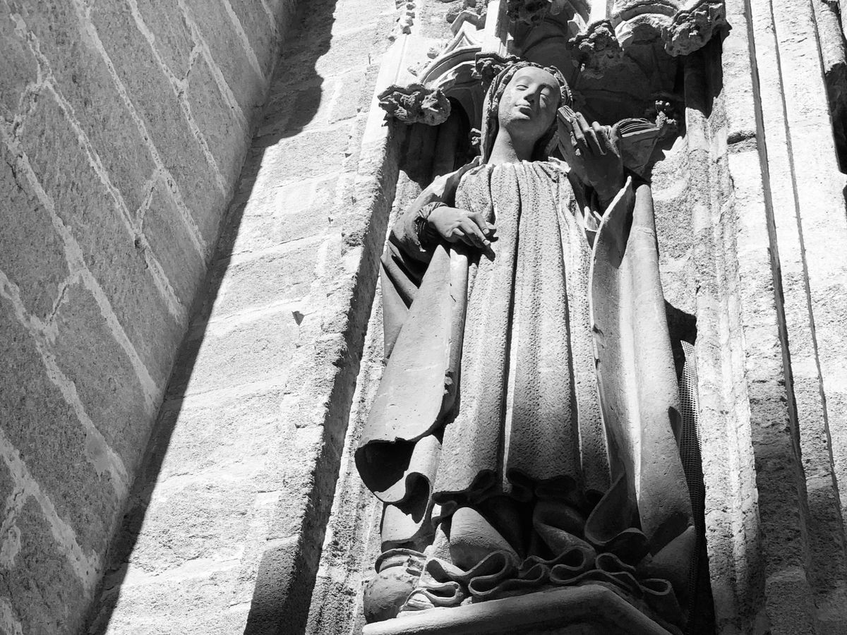 Escultura de piedra en la fachada de un edificio histórico