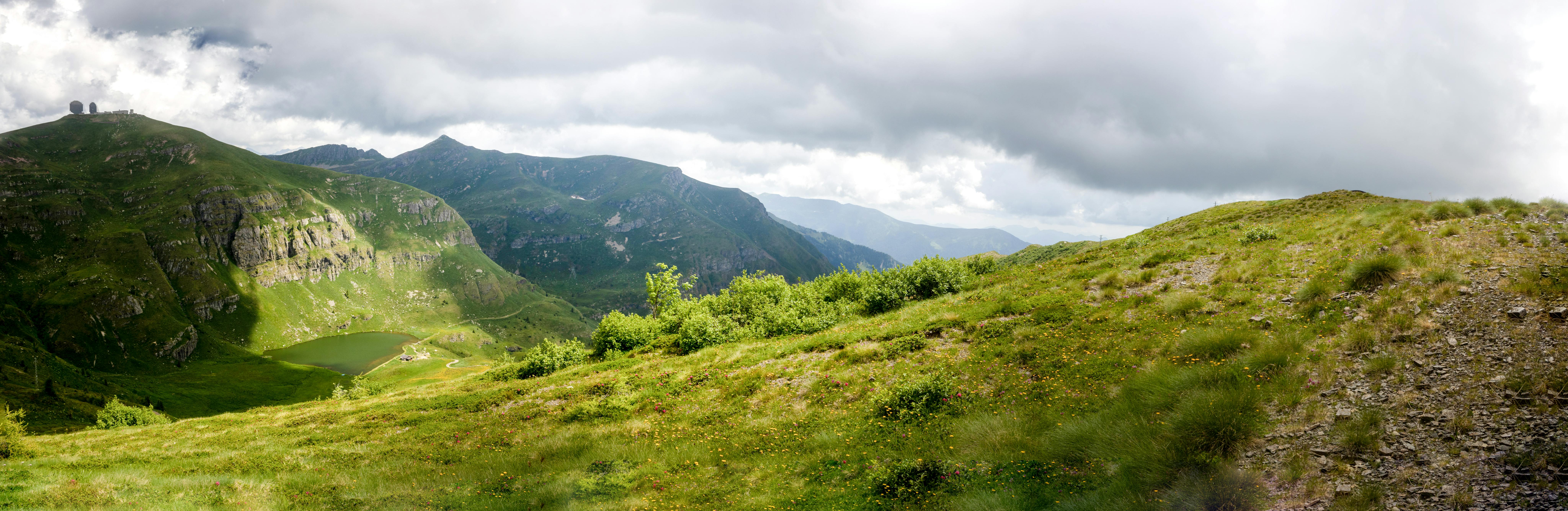 Persona usando un cigarrillo electrónico