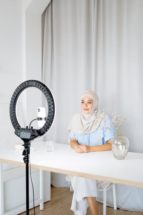 Kostnadsfria Kostnadsfri bild av bärbar dator, hijab, islam Stock foto