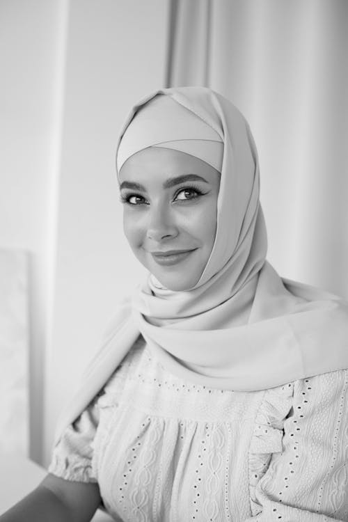 Free Black and White Photo of a Beautiful Woman in Hijab Smiling Stock Photo