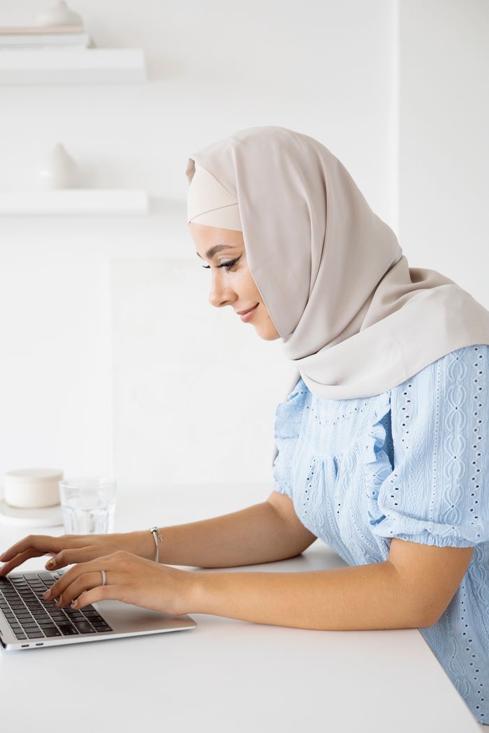 Female Muslim online tutor sample in hijab