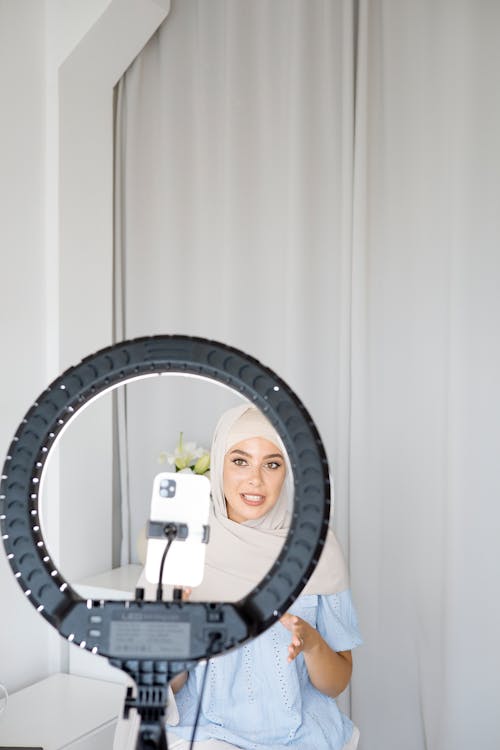 Gratis stockfoto met aantrekkelijk mooi, beïnvloeder, hijab