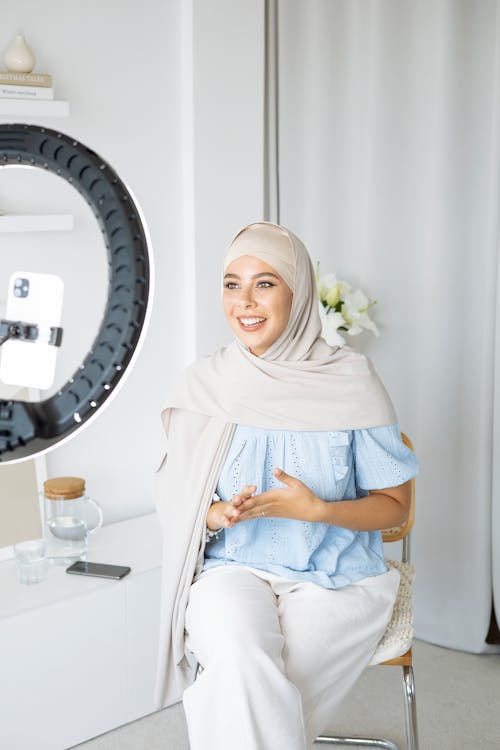 Kostenloses Stock Foto zu drinnen, frau, hijab