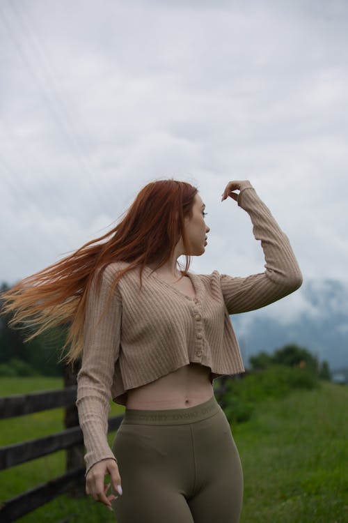 Kostenloses Stock Foto zu crop top, frau, lange Ärmel