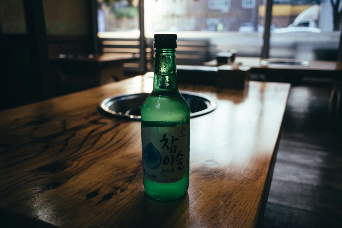 Soju : qu'est-ce que c'est et comment le boire - Les rituels et codes sociaux autour du soju
