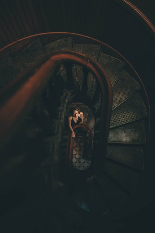 Bezpłatne Darmowe zdjęcie z galerii z kobieta, kręte schody, patrzenie w górę Zdjęcie z galerii