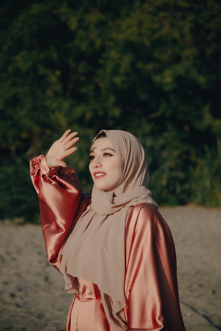 A Pretty Woman Wearing Hijab Blocking The Light From The Sun With Her Hand