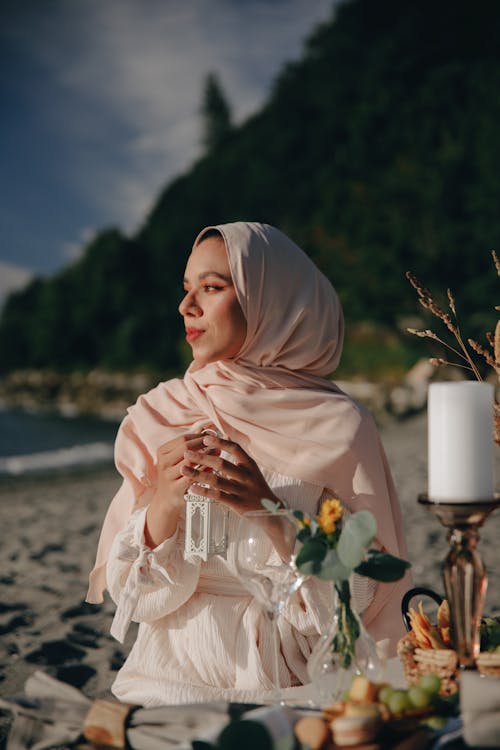 Een Vrouw In Een Hijab Die Een Witte Lamp Vasthoudt