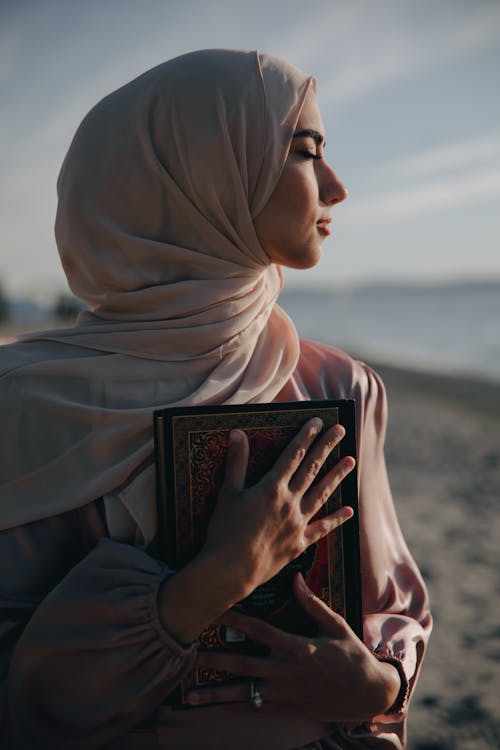 Free Foto profissional grátis de abraçando, bayram, hijab rosa Stock Photo
