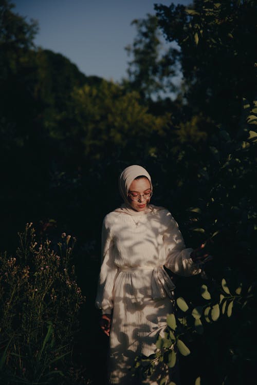 ヒジャーブ, めがね, 伝統的なドレスの無料の写真素材