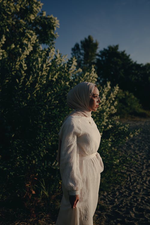 Foto profissional grátis de de pé, hijab, mulher