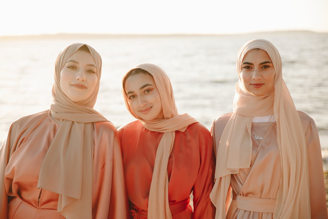 lagerfoto abaya, hijab, islamisk, kvinder, portræt, smile, strand, traditionelle tøj, venskab