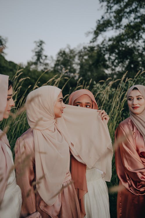 Kostnadsfria Kostnadsfri bild av blygsamhetskläder, grupp, hijab Stock foto