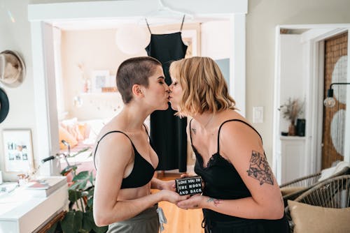 Darmowe zdjęcie z galerii z całowanie, lesbian-h, lgbtq