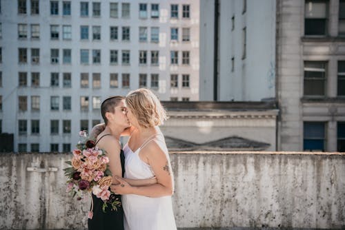 Foto profissional grátis de amantes, amor, beijando