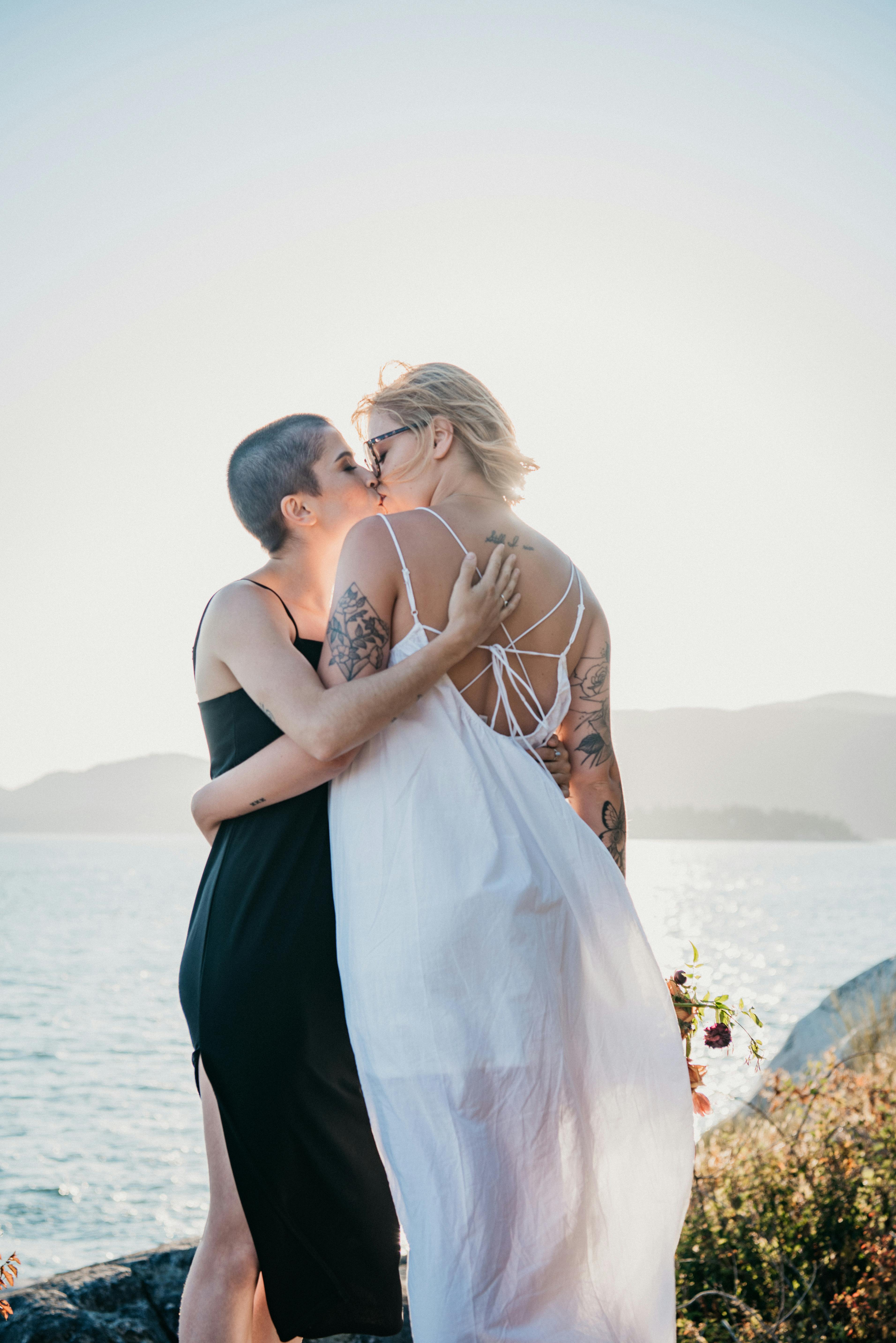 couple kissing near the ocean