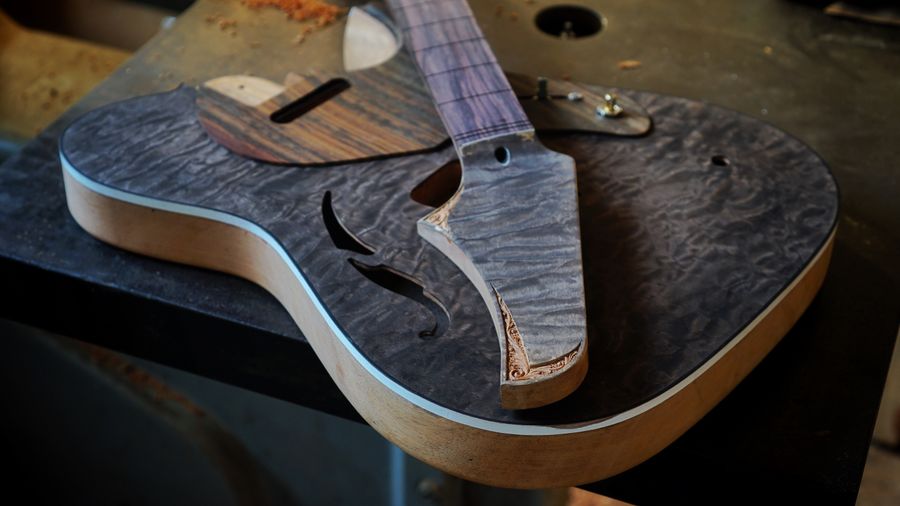 Cuerpo de guitarra de madera en proceso de fabricación