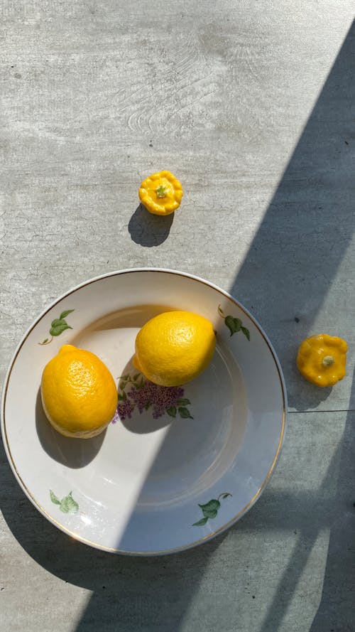 Ücretsiz dikey atış, Limonlar, plaka içeren Ücretsiz stok fotoğraf Stok Fotoğraflar