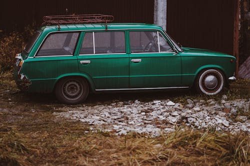 бесплатная Бесплатное стоковое фото с зеленая машина, классический автомобиль, припаркованный Стоковое фото
