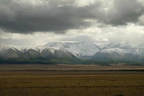 Бесплатное стоковое фото с горы, облака, пастбище