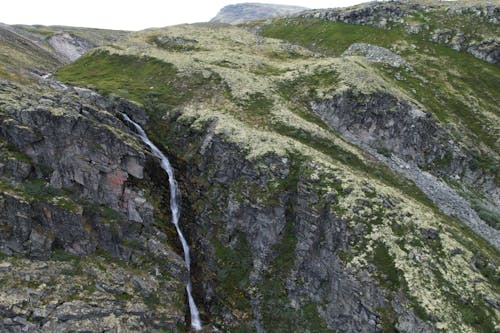 Photos gratuites de cascade, cascades, montagne rocheuse