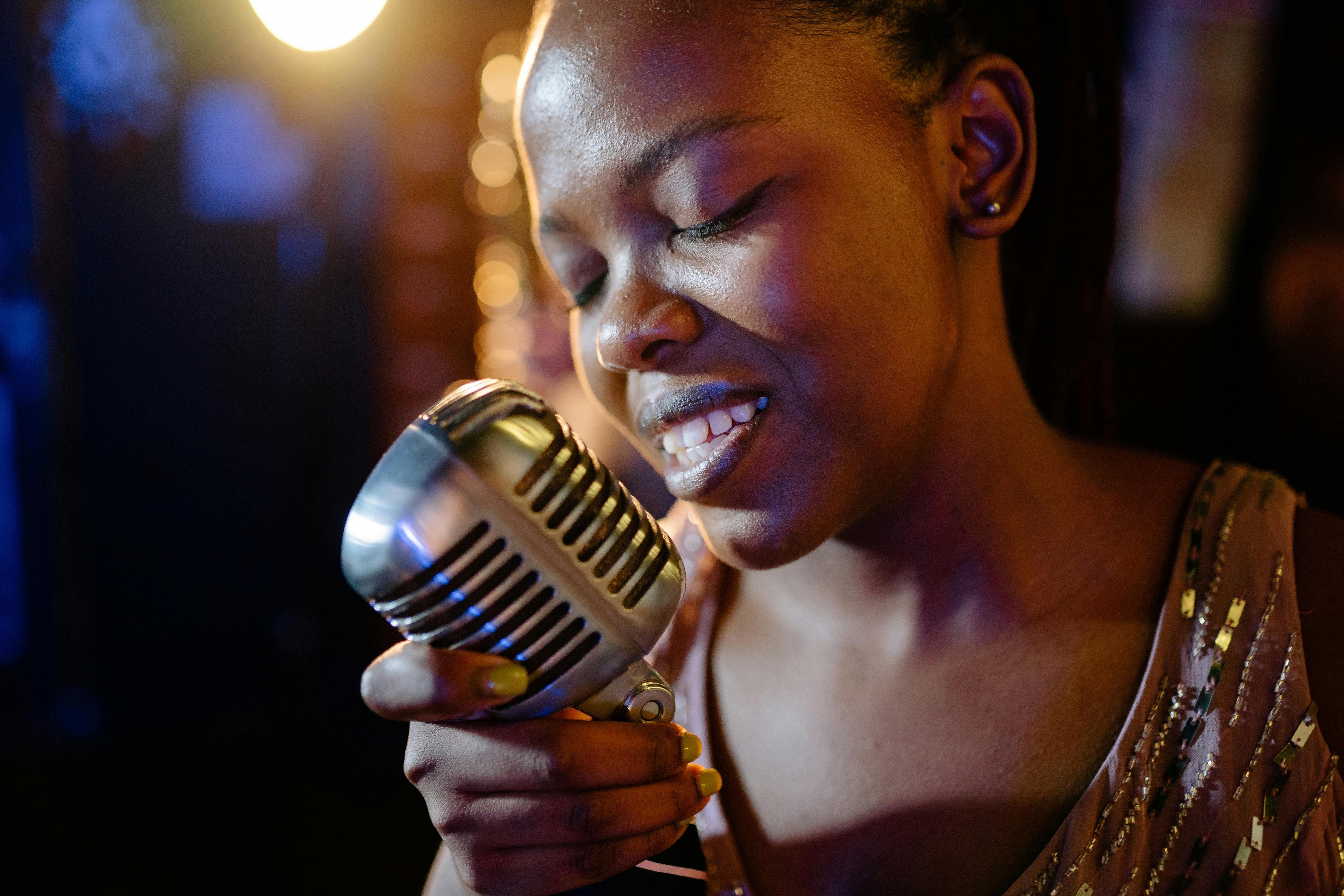 Guest vocalist hi-res stock photography and images - Alamy