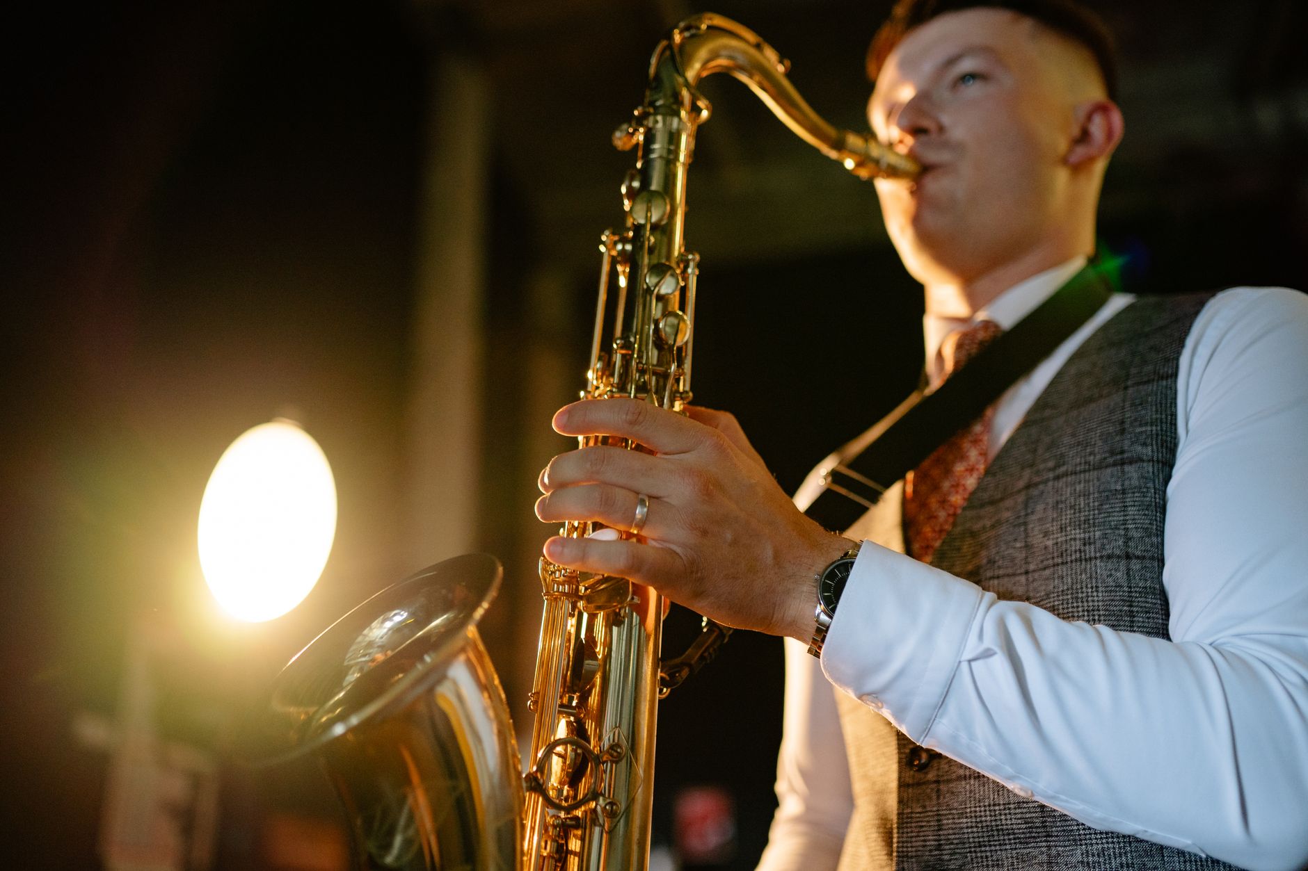 Sahnedeki bir saksofoncunun konser performansı