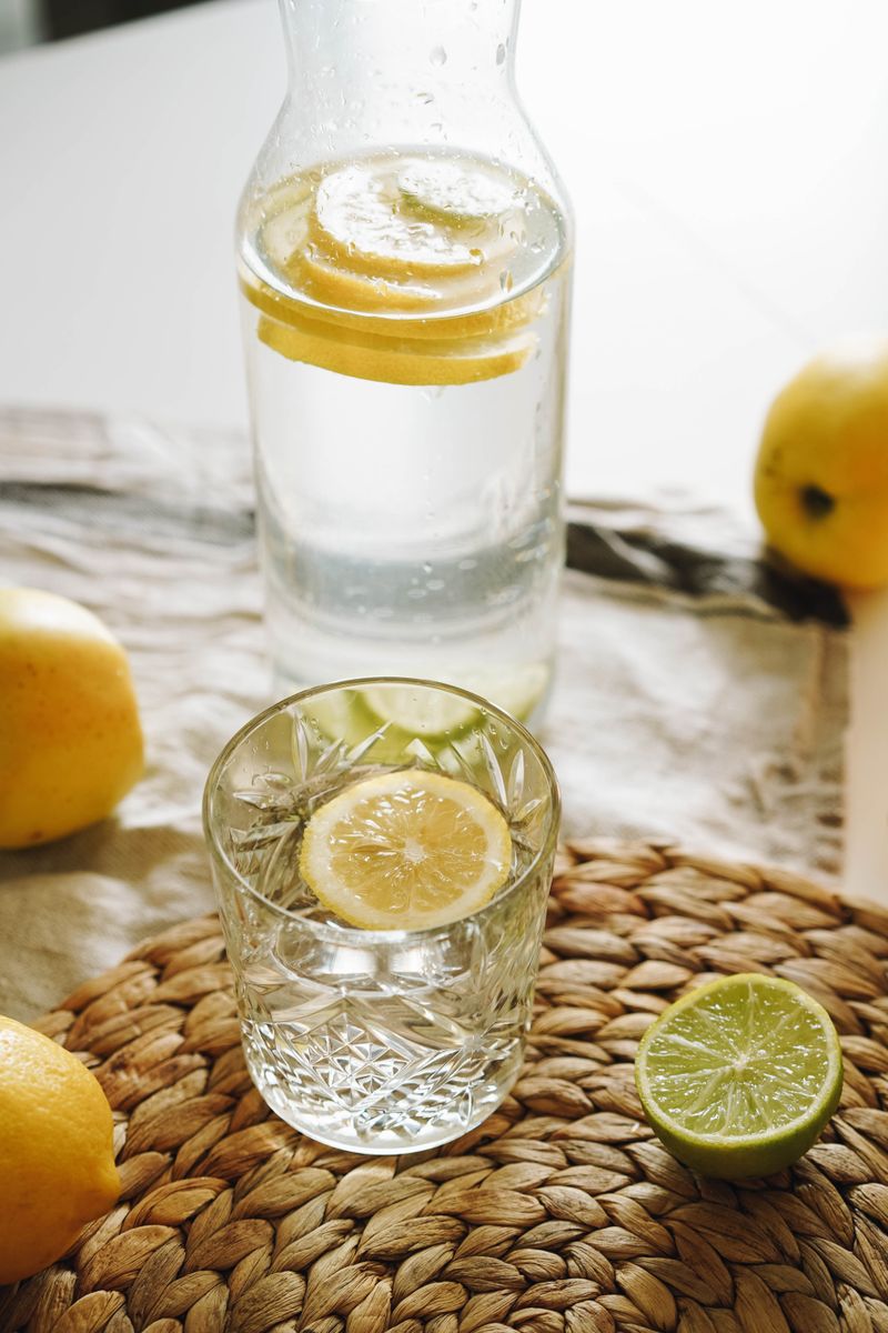 Bicchiere d'acqua con limone e lime