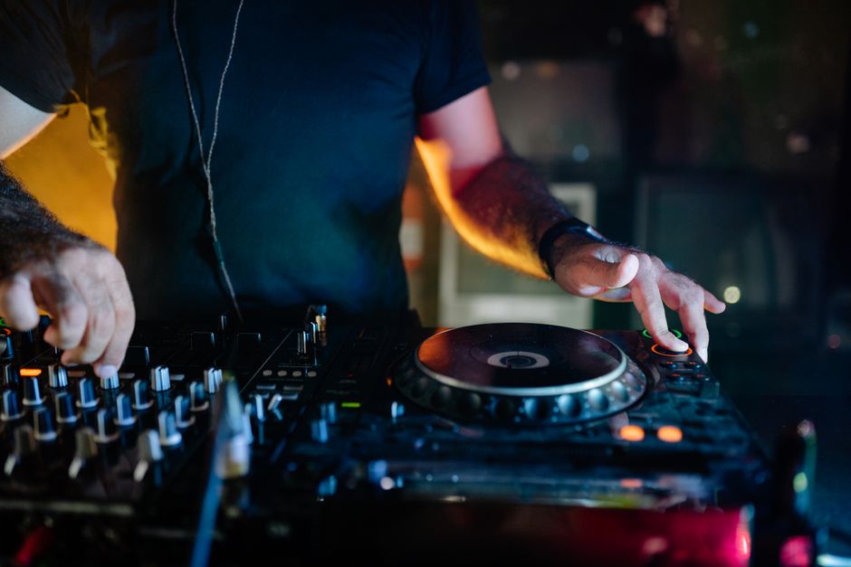 Salsa fusión y electrónica: la revolución rítmica que domina festivales vascos en agosto