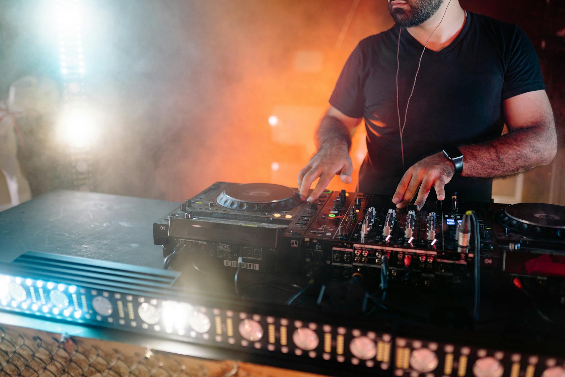 Homme en noir T-shirt à col équipage Jouant DJ Mixer