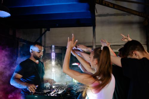 Free A dynamic DJ set in a vibrant nightclub with an enthusiastic crowd and atmospheric lighting. Stock Photo