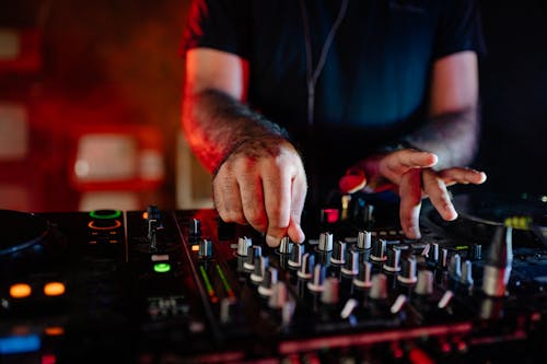 Foto profissional grátis de DJ Mixer, engenheiro de som, fechar-se