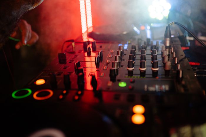 Pubblico balla durante un evento con mixer illuminato