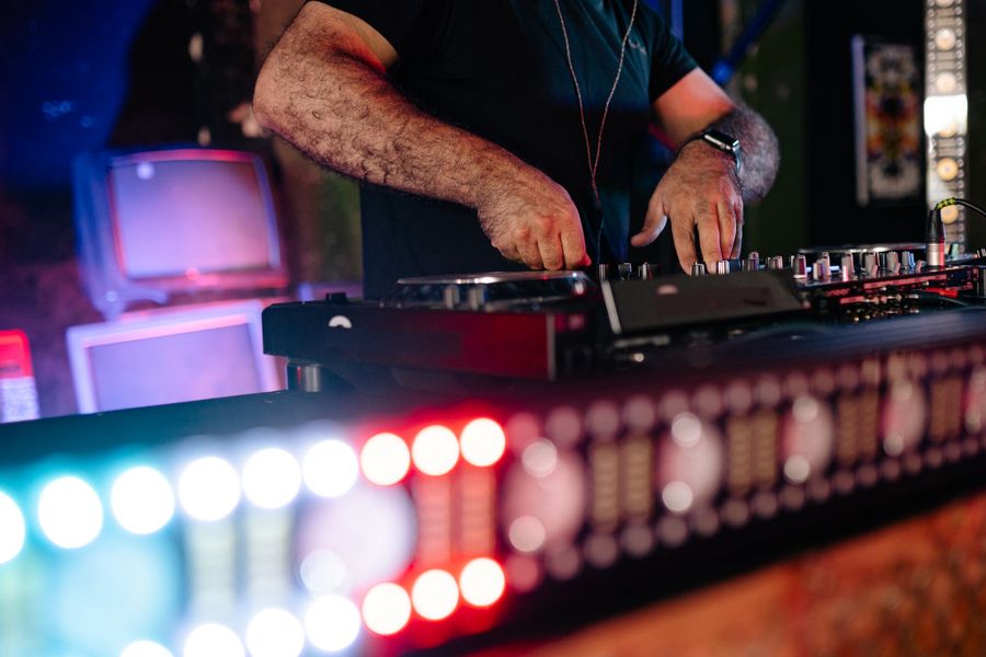 Contrôleur DJ et jeu de lumières en fond de scène