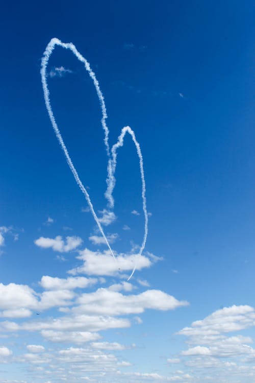 grátis Foto profissional grátis de céu azul, coração em forma, esteiras de fumaça Foto profissional