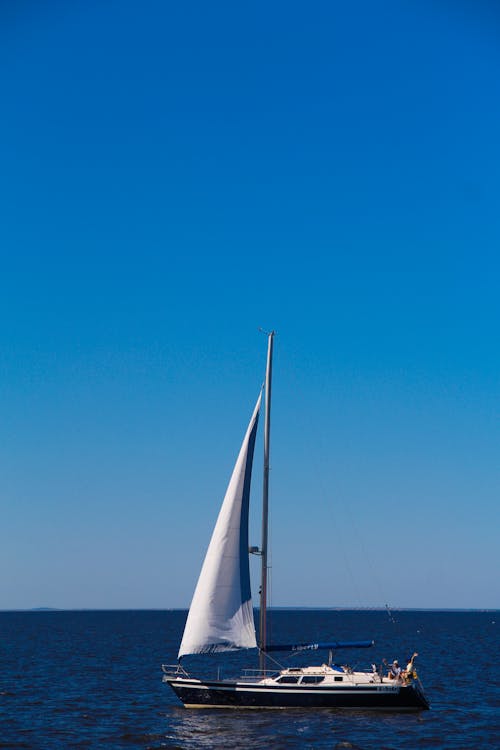 Immagine gratuita di barca, barca a vela, cielo azzurro