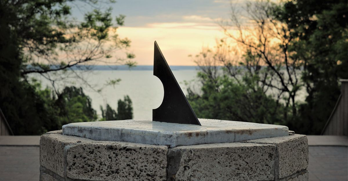 Mini Triangular Monuments A Triangular Shape Monument by the Seaside · Free Stock Photo