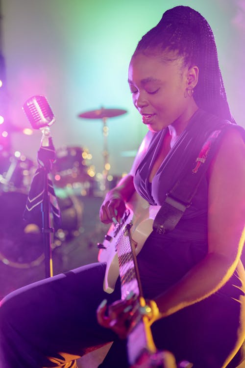 Ingyenes stockfotó afro-amerikai nő, elektromos gitár, előadás témában