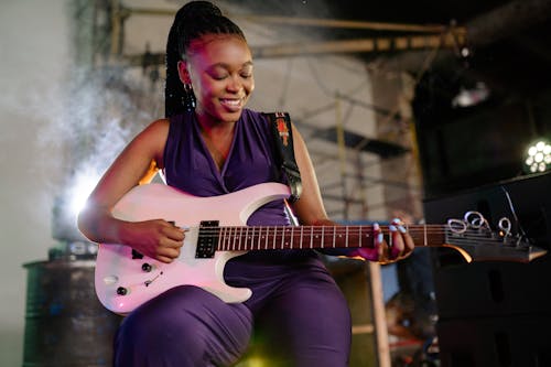 Kostenlos Kostenloses Stock Foto zu afroamerikaner, elektrische gitarre, frau Stock-Foto